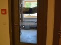 Holzhofgasse – známý výchovný prvek pana architekta Reitera – prosklené dveře do technické místnosti, kolem kterých denně chodí děti