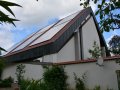 Gräfendorf – pohled ze zahrady na fotovoltaiky na střeše kostela